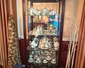 Pulaski Furniture Cherry Wood Finish Curio Display Cabinet