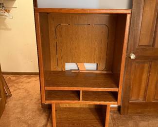 traditional oak entertainment unit