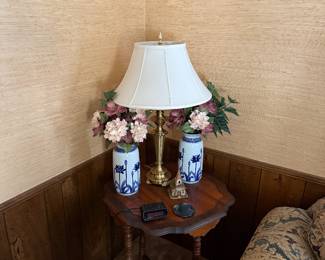 vintage-style round wood side table, decorative ceramic vase, polished brass table lamp