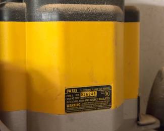 DeWalt DW625 variable speed plunge router
