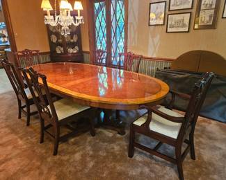 Henredon Dining Table 2 Leaves and Pads