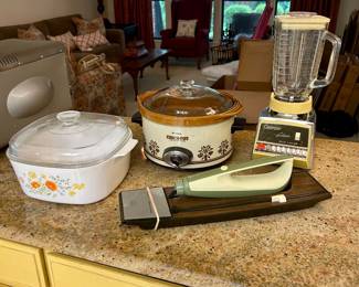 Vtg. Wildflower Corning Ware and Other Kitchen Appliances 