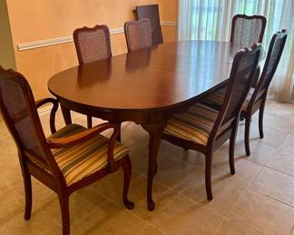 Dining Room Table and 6 Chairs