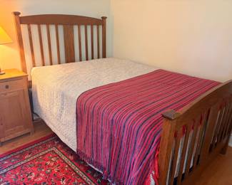 Craftsman-style hardwood slatted bed Mission Oak