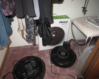 2 iRobot roombas