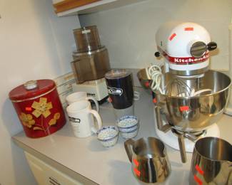 Kitchen Aid stand up mixer with 2 bowls