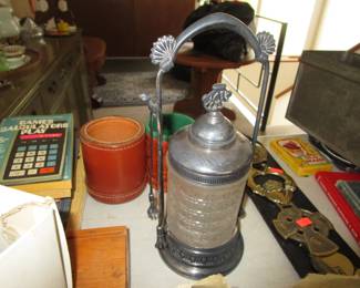 Pickle castor, more vintage, tables full