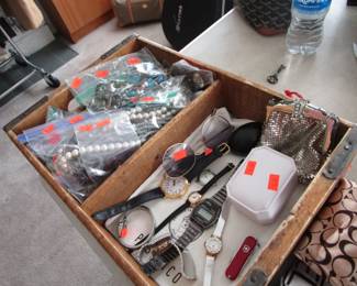 Bagged lots, watches, sunglasses