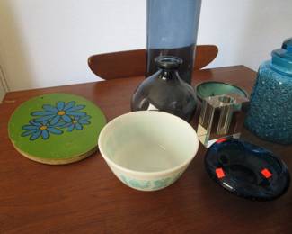 Mid Century flower power cutting board, Pyrex, Mid Century glass