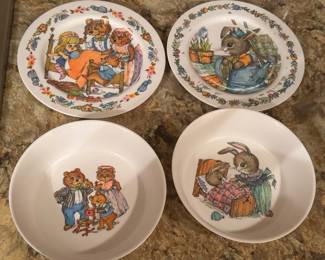 Vintage melamine Goldie lock and Peter rabbit kids dinnerware. Beautiful artwork. Unique and rare.