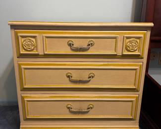 Van Leigh pristine dresser van hold the hutch