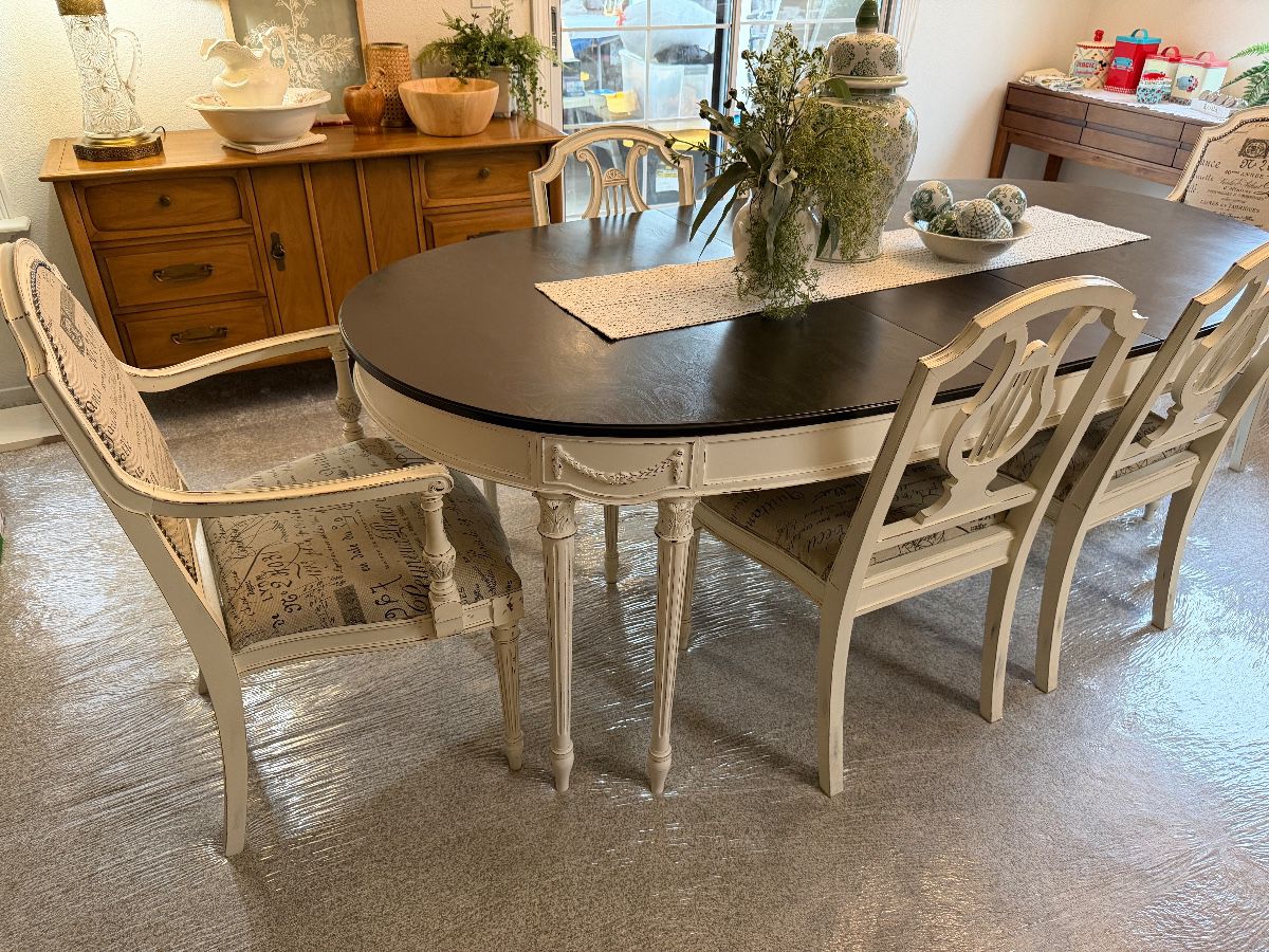 Burkey and Gay beautifully updated in a distressed winter white finish. Leaf can easily be removed to make it seat 4 for smaller areas.