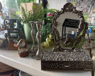 Silver vanity set