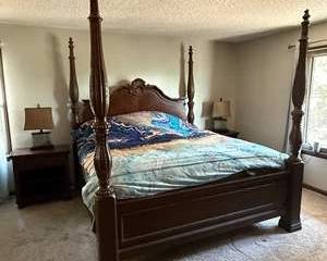 Traditional King Bedroom Set with Headboard, Footboard, Two Nightstands and Two Table Lamps
