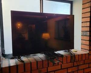 Insignia Roku Smart TV with Remote and Wall Mount Bracket