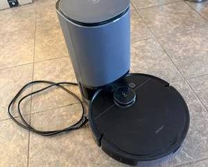 Robot Vacuum with Self-Emptying Charging Base