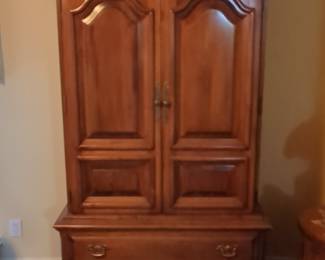 Vintage Thomasville "Fisher Park" Pecan Wood Armoire Tall Chest with Clock Top