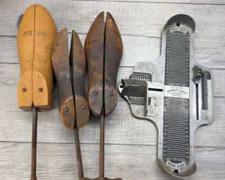 BRANNOCK DEVICE & VINTAGE WOOD SHOE STRETCHERS