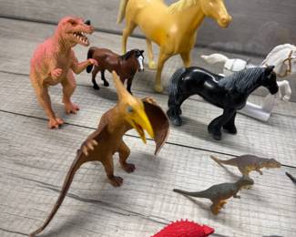 VINTAGE COLLECTIBLE TOY ANIMALS HORSES DINOSAUR