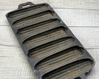 VINTAGE CAST IRON CORNBREAD PAN