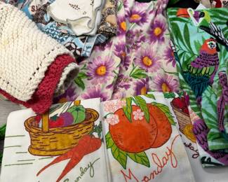 ASSORTED KITCHEN LINENS & APRONS
