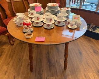 Vintage round Maple drop leaf table