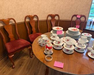 4 Queen Ann Dining room chairs