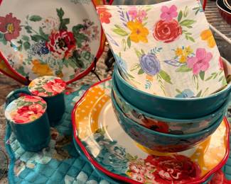 Pioneer Woman dishes and placemats