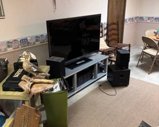 flatscreen tv, approx 50" or so. Beautiful picture.