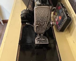 Singer Featherweight Sewing Machine second image