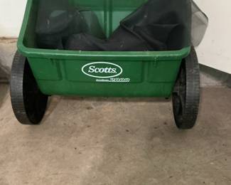 Scotts AccuGreen 2000 Broadcast Spreader