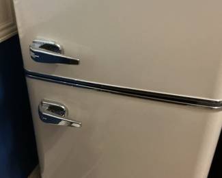 Insignia Retro Mini Refrigerator
