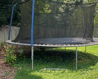 Round Trampoline with Enclosure