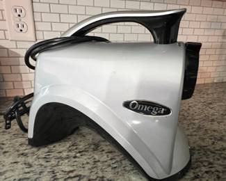 Omega 8006 Nutrition Center Juicer