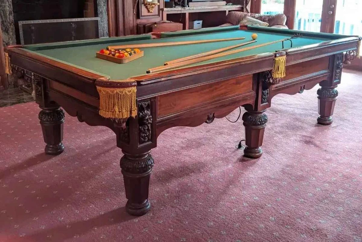 TA116VSnooker Table Set est $50,000