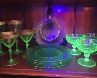 TA106Uranium glass