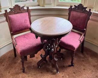 TA108Antique Victorian Parlor Table est $250