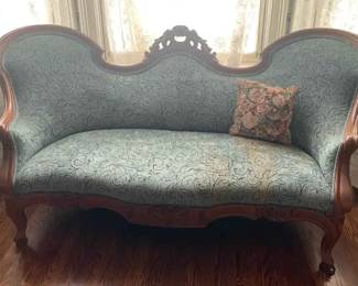 TA145VSleigh Back Settee est $1,000