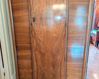 TA115Vintage Art Deco Wardrobe est $200