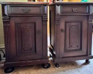 TA110Austrian Renaissance Revival Nightstands est $350