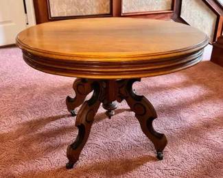 TA135Antique Oval Oak Parlor Table est $250