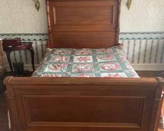 TA142VRenaissance Revival Queen Bed est $4,500