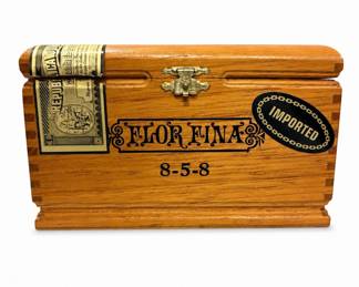 Lot 31: Arturo Fuente Flor Fina 8-5-8 Wooden Cigar Box