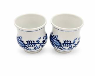 Lot 485A: Pair of Dubi Blue Onion Zwiebelmuster Porcelain Cups