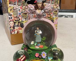 Lot 208: Westland Wizard of Oz Glinda Musical Water Globe