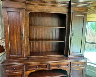Traditional solid wood China cabinet / display cabinet with classic crown molding and decorati