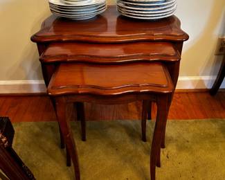 NESTING TABLES.
