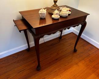 QUEEN ANNE CANDLE STAND TABLE.