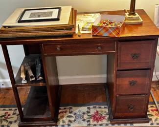 SPIFFY KNEE HOLE DESK.