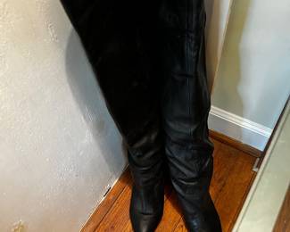 KNEE HIGH LADIES' BOOTS.